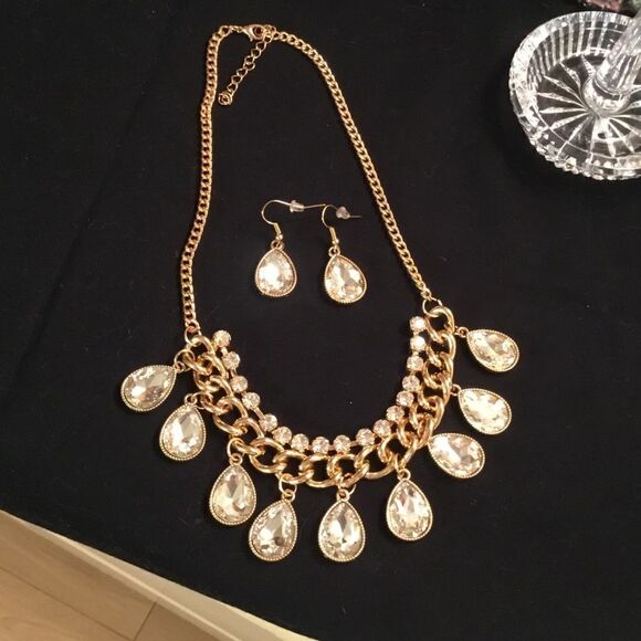 2 Pc Clear Crystals in Goldtone Set - Picture 1 of 6
